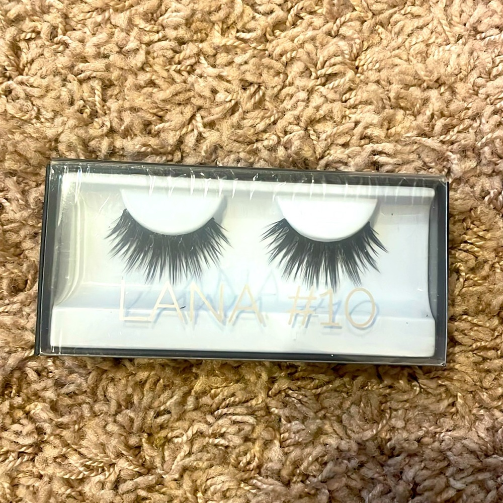 Huda Beauty Lana #10 lashes